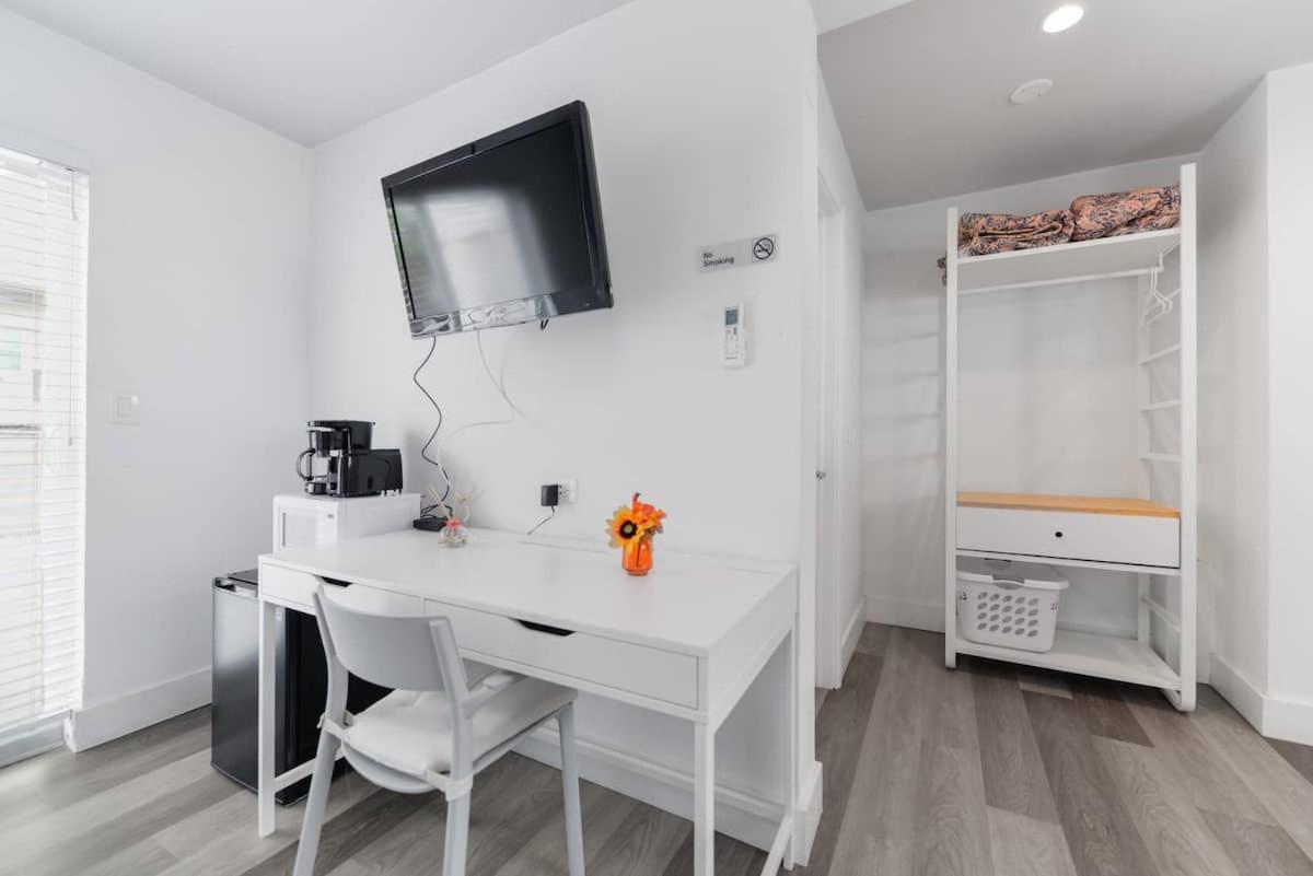 Cozy 1 Bedroom With Pool Steps From The Beach #47 Hollywood Dış mekan fotoğraf